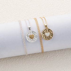 Women's Beating Pattern Shape Middle Inlaid Love Pendant Necklace